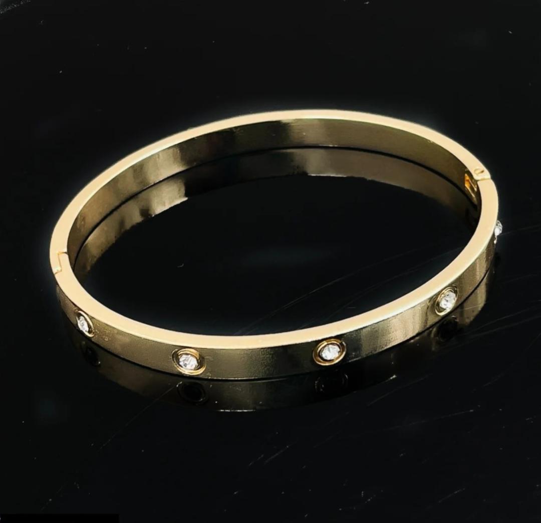 1 Pc Gold Plated Plain Bangle – simple and elegant gold-plated bracelet for women.